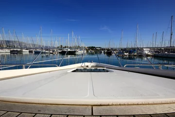 Crédence de cuisine en verre imprimé Sports nautique Vue du Super Yacht dans une marina