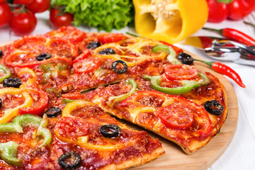 Pizza with tomatoes, peppers and olives