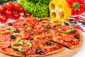 Pizza with tomatoes, peppers and olives