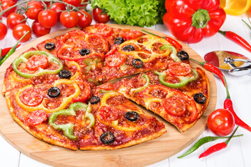 Pizza with tomatoes, peppers and olives