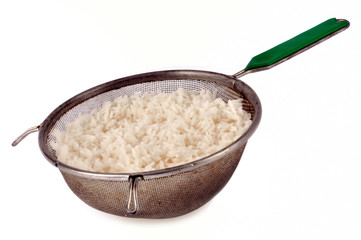 Riz à égoutter dans une passoire