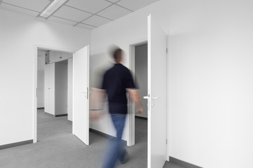 Büroalltag laufender Mann