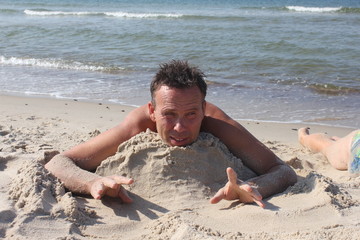 Греясь на горячем песке после морских купаний
