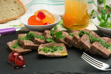 LESSO CON SALSA VERDE E MOSTARDA