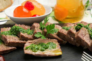 LESSO CON SALSA VERDE E MOSTARDA