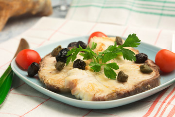 Pesce spada con olive e capperi