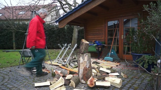 Mann zers&auml;gt Holz f&uuml;r Brennholz