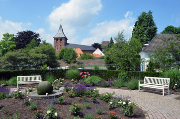 Grünanlage mit Blick auf die Probsteikirche Wassenberg