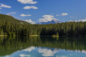 Fototapeta na wymiar Fifth Lake, Valley of the 5 Lakes, Jasper National Park, Alberta