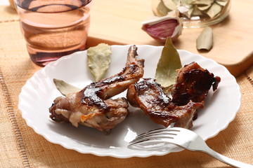 Coniglio al forno con alloro e aceto