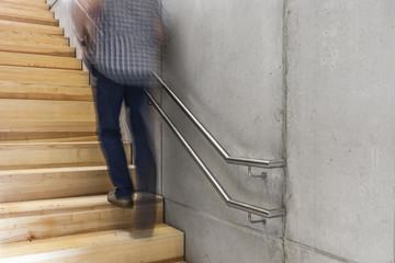 laufender Mann auf der Treppe 