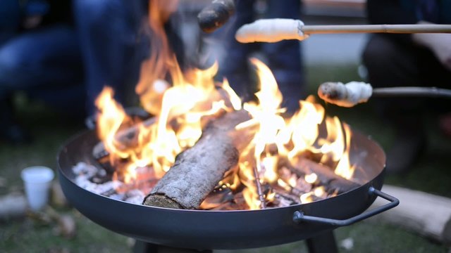Stockbrot &uuml;ber Grillschale