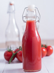 Tomatensaft in einer Flasche