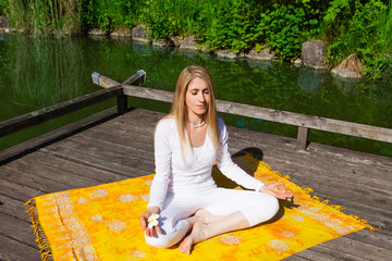Demut und Hingabe - Yoga, Meditation, Sukhasana, Frau