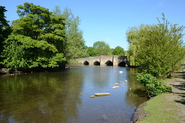 Obraz premium Fourteenth century medieval five arched bridge at Bakewell