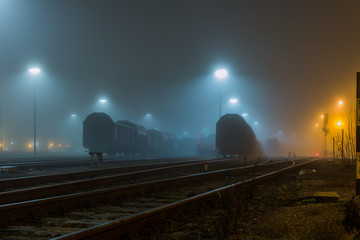 Güterwagen im Nebel
