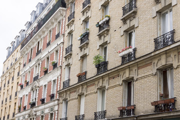 Fototapeta na wymiar Fassade eines alten Wohngebäudes Paris, Frankreich