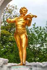 Fototapeta premium Johann Strauss statue at Stadtpark in Vienna