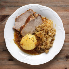 Schweinebraten mit Kloß und Sauerkraut