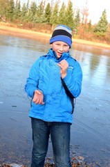 Junge im Winter mit Eisst&uuml;ck