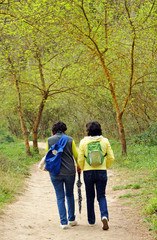 Fototapeta premium Dos mujeres caminando en la Sierra de Grazalema, ádiz, España