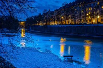 Parkbank in der Isar bei München