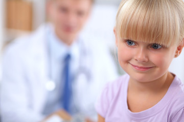 Obraz premium Female doctor examining child with stethoscope at surgery