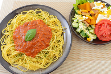 新鮮なサラダとミートソーススパゲティ