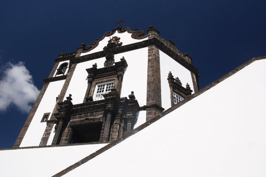 A&ccedil;ores - Sao Miguel - Parvis d'une &eacute;glise &agrave; Ponta Delgada