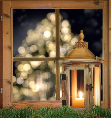 Laterna am Fenster vor einem Weihnachtsbaum