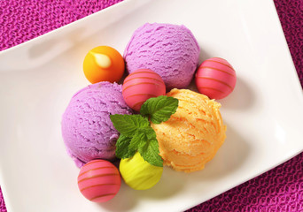Fruit-flavored ice cream and pralines