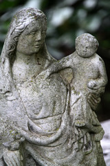Fototapeta na wymiar Naive Marienfigur auf einem Grab
