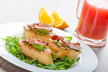 French toast with honey and bacon