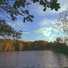 jesień nad jeziorem