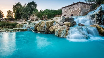 Fotobehang Natuurlijke spa met watervallen in Toscane, Italië © shaiith
