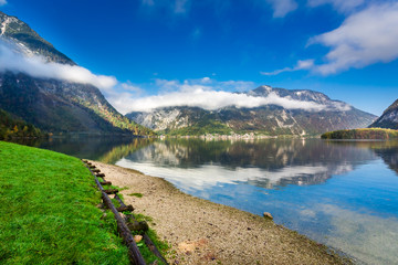 Naklejka na ściany i meble Mountain lake in Alps