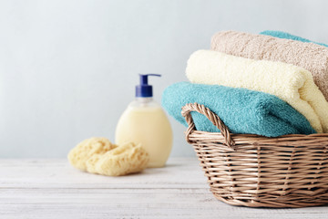 Obraz na płótnie Canvas Bath towels in wicker basket