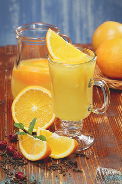 Orange juice and fresh oranges