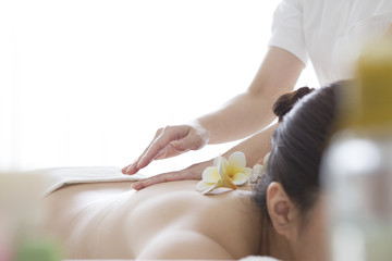 Obraz na płótnie Canvas Women undergoing back massage