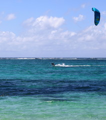 kitesurfeur en action à l'île maurice