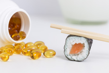 Sushi neben Fischölkapseln,  Omega 3 Fettsäuren
