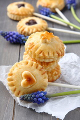 Pie pops with chocolate and muscari flowers
