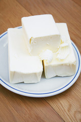 panetti di burro su piatto