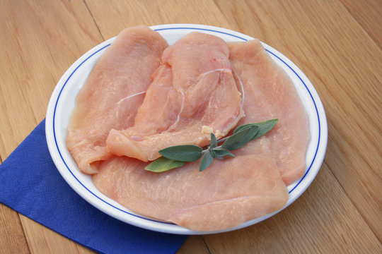 petto di pollo a fettine su piatto