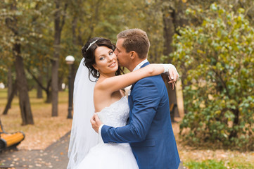 Fototapeta premium Wedding dance. Bride and groom. City Park.