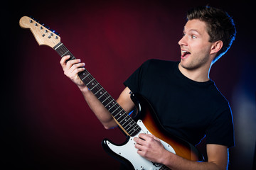 Obraz premium begeistert gitarre spielen