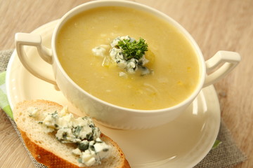 Onion soup with celery and sliced bread with blue cheese