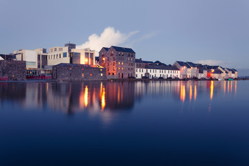 Fototapeta na wymiar High tide on the river in Galway.