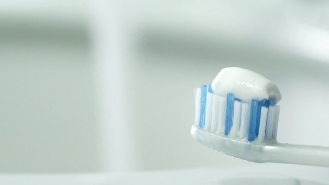 Spazzolino con dentifricio