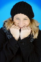 Frau trägt Mütze Schal und Mantel für Winter